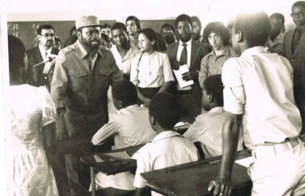 Samora Machel visita uma escola