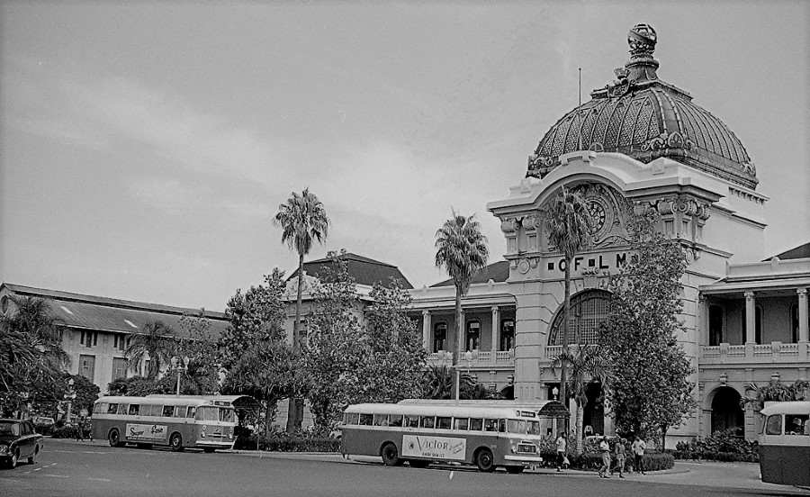 Paragem de autocarros "machibombos" na Praça Mac Mahon em 1969.