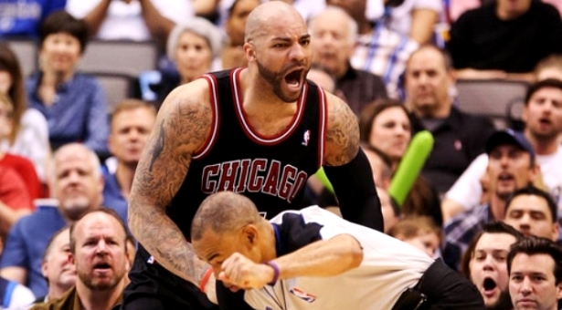 NBA: Carlos Boozer dá um soco acidentalmente nas partes íntimas do árbitro...