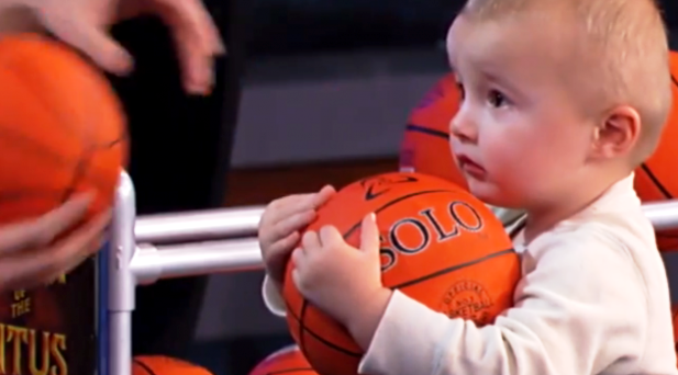 Duelo de titans: Criança de dois anos desafia o gigante da NBA Shaquille O'Neal!