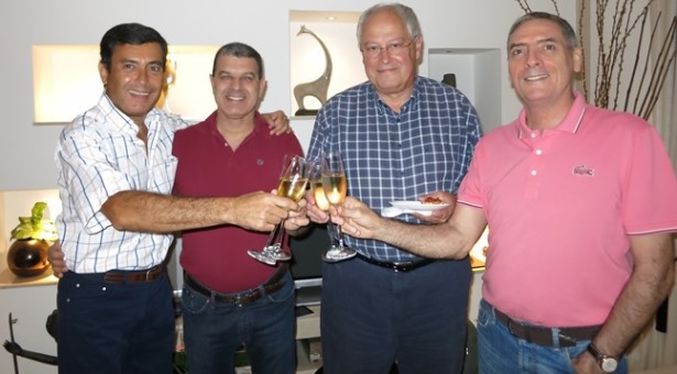 Paulo Carvalho comemora aniversário com amigos em Macau...