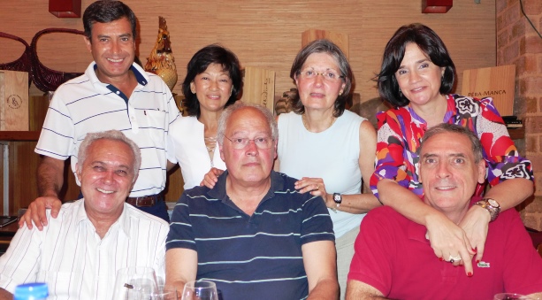 Paulo Carvalho e família em jantar de despedida com amigos em Macau.