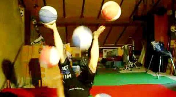 Mulher malabarista com bolas de basquete...