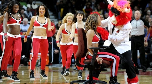 Uma cheerleader do Chicago Bulls surpreendida num jogo da NBA. Saiba porquê!